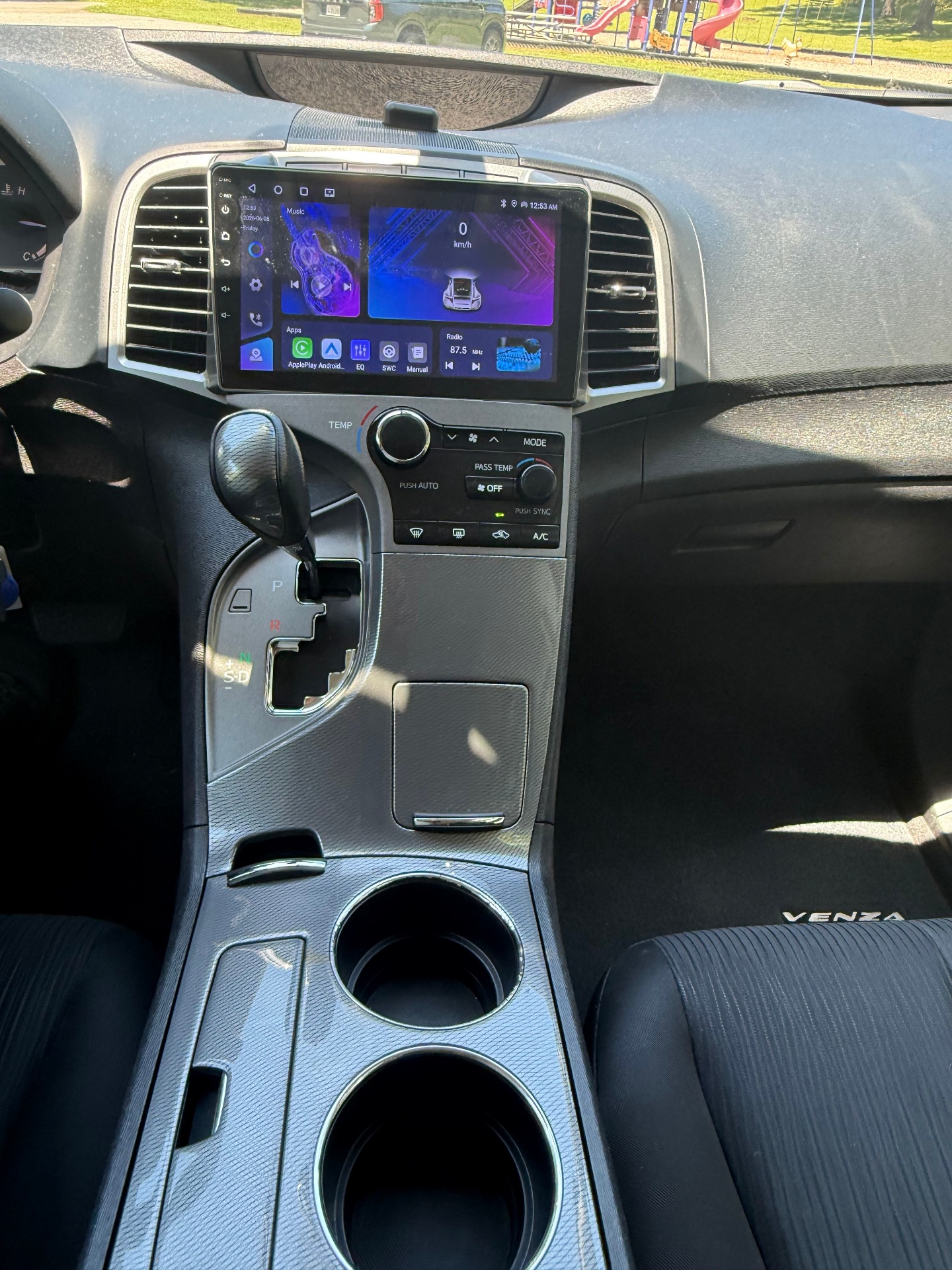 Center console & infotainment stack